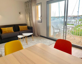 Appartement 1ère ligne VUE PORT avec balcon, piscine